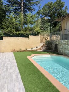 Aménagement d’un jardin en gazon synthétique à Miramas