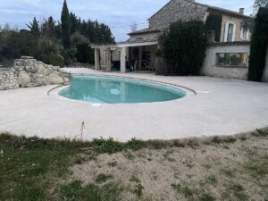 Pose d’un gazon synthétique sur sable et dalle dans la commune de Lagne
