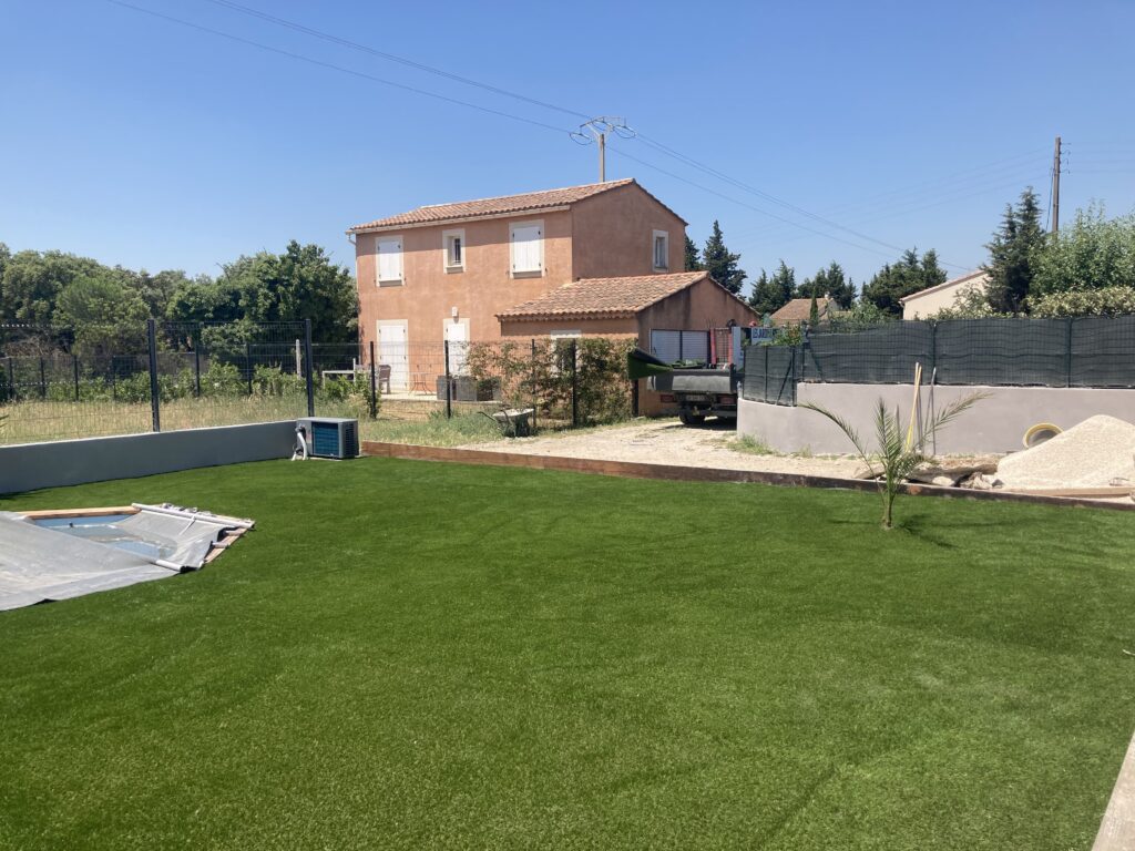 pose-de-gazon-synthetique-a-l-isle-sur-la-sorgue-les-jardins-d-elyna-1-_1