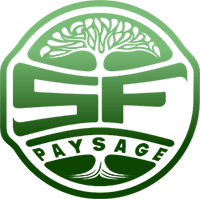 Symbole circulaire vert foncé représentant un arbre stylisé avec des racines reflétées, évoquant la nature et l'équilibre.